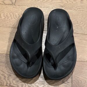 OOFOS Black Flip-Flops